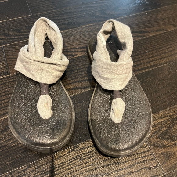 Sanuk yoga sling sandals. Super comfy and cushiony - Picture 3 of 4
